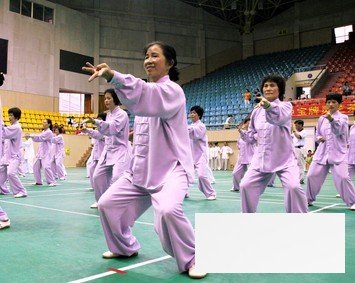 \"老年人练习气功