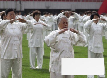 \"老年人练习气功